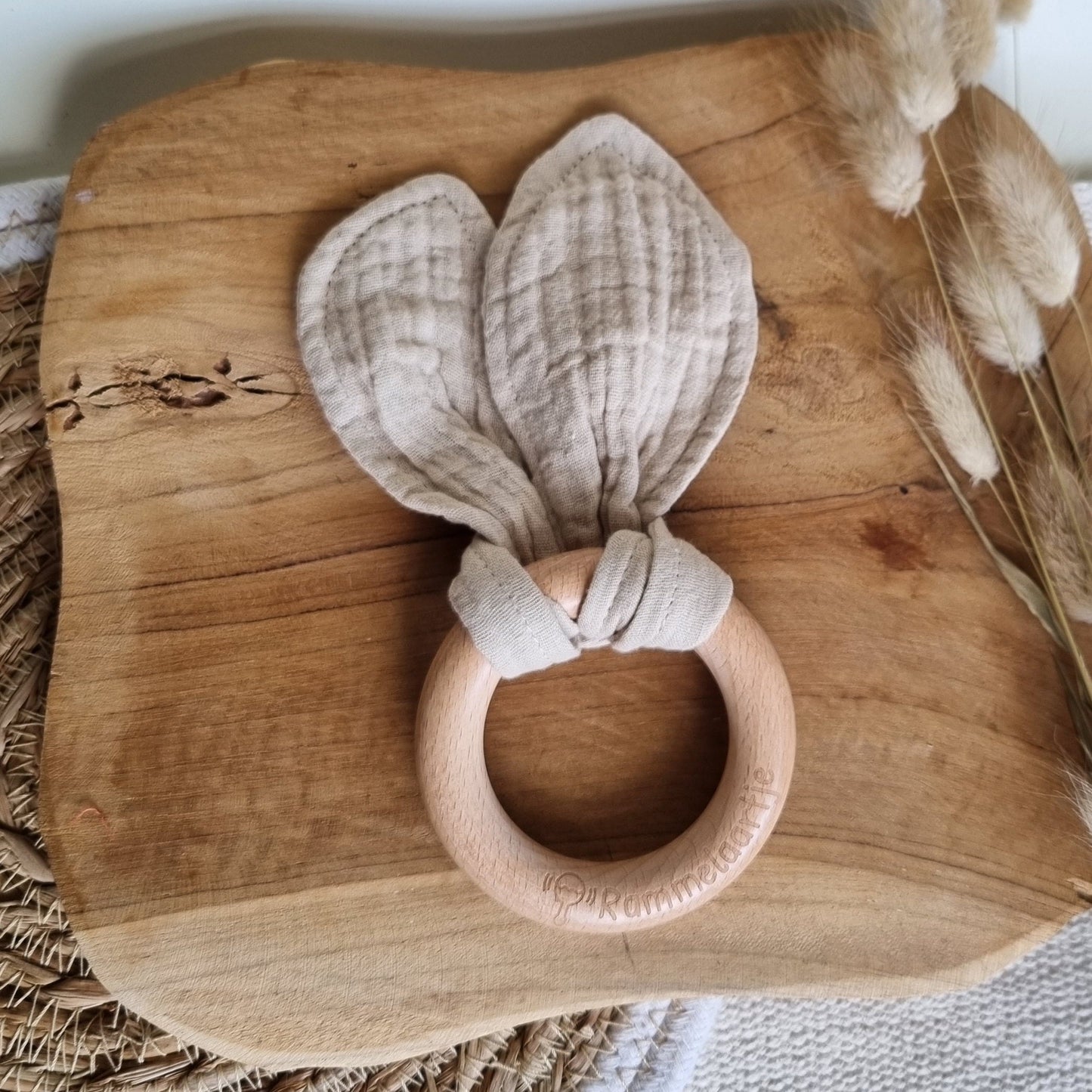 Gepersonaliseerde houten bijtring konijn met naam - incl. borduren
