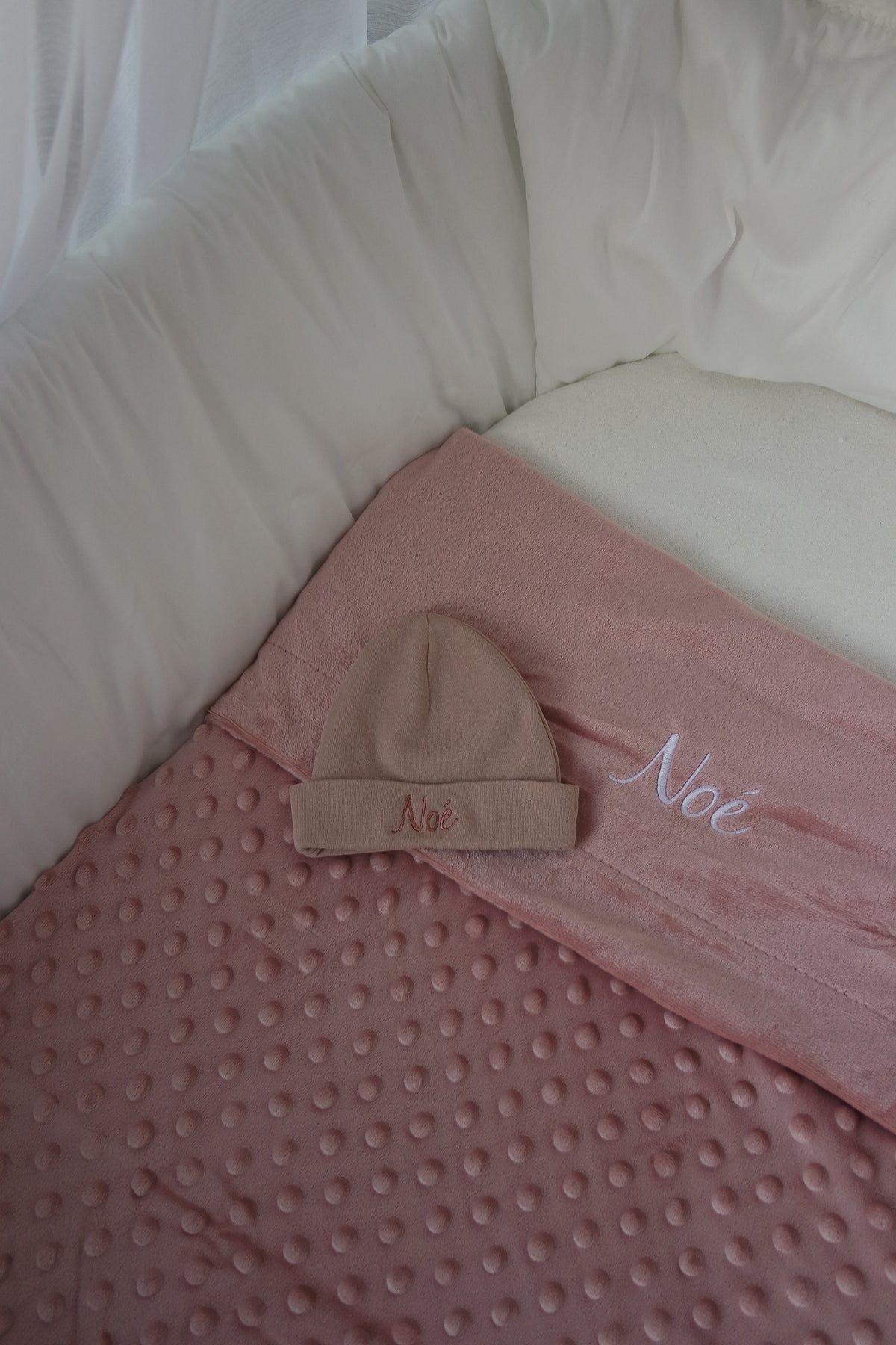 Cadeaupakket met naam – bubbeldeken & mutsje