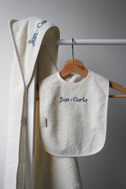 Cadeaupakket met naam – badcape & slabbetje