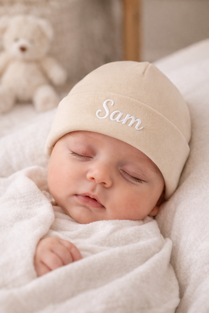 Gepersonaliseerd baby mutsje met naam - incl. borduring