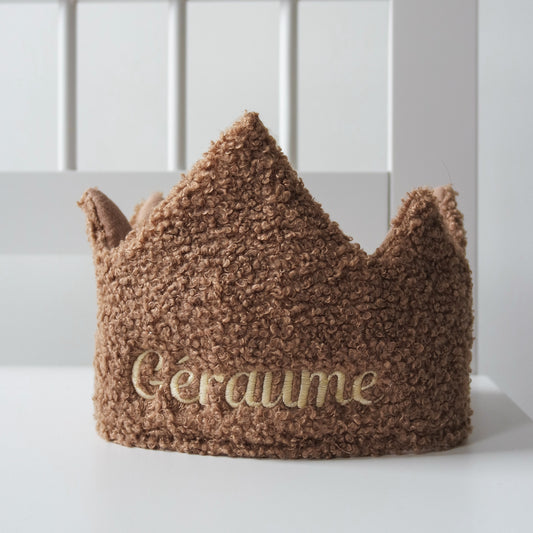 Gepersonaliseerde verjaardagskroon met naam geborduurd