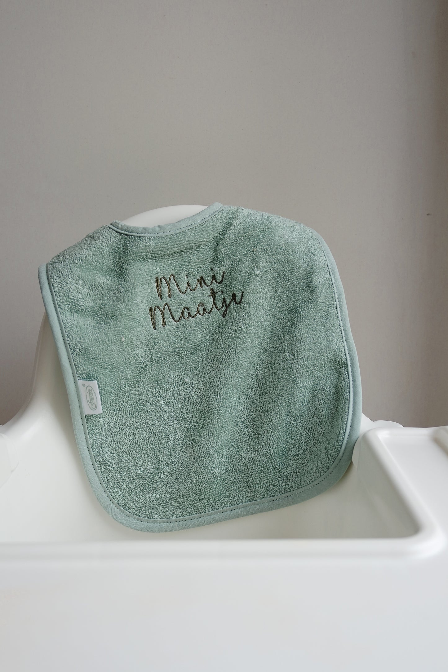 Gepersonaliseerd Slabbetje met naam – Geborduurd