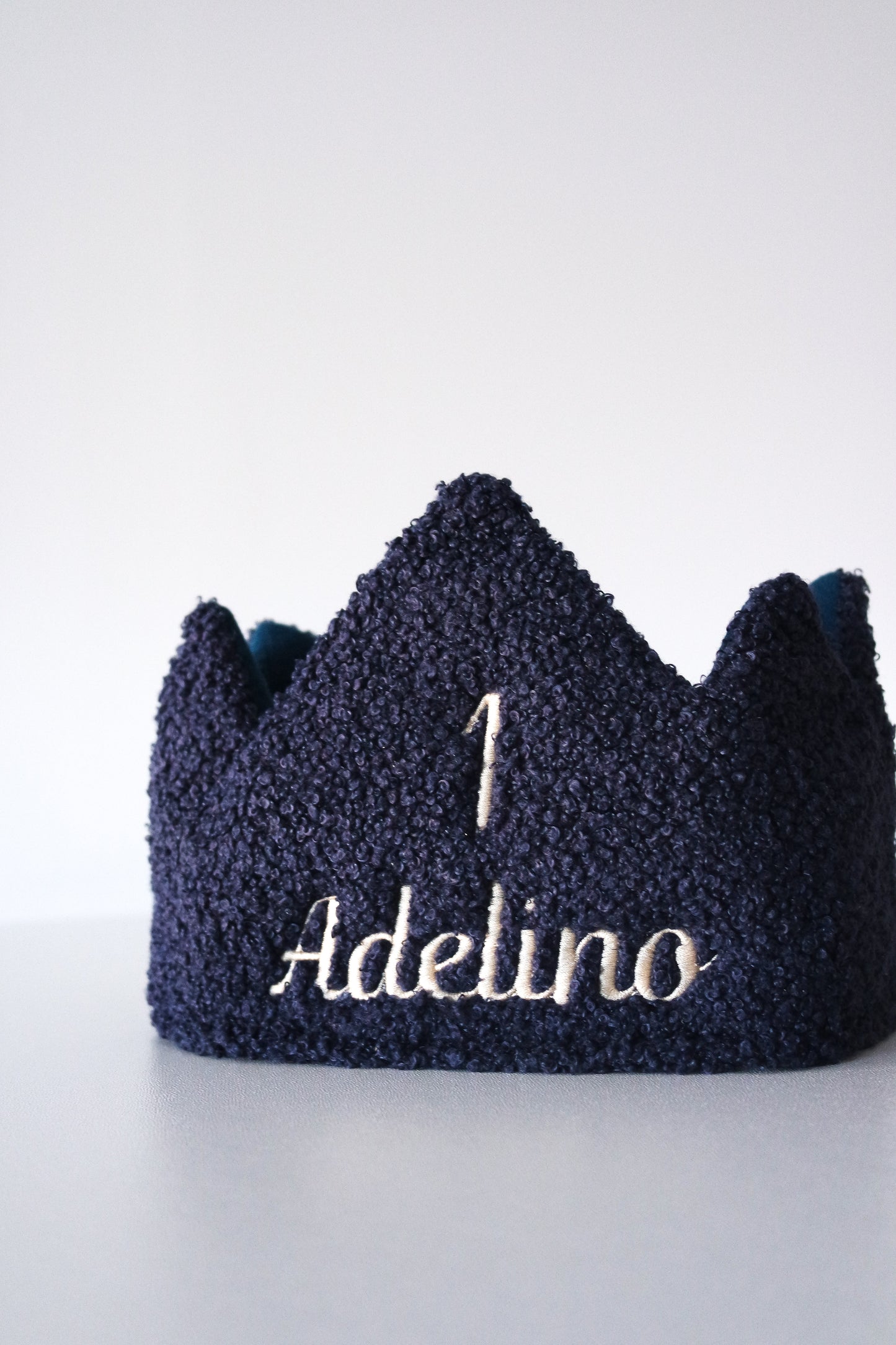 Gepersonaliseerde verjaardagskroon met naam geborduurd