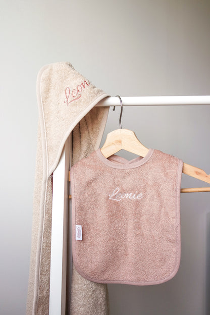 Cadeaupakket met naam – badcape & slabbetje