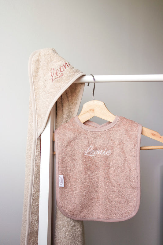 Cadeaupakket met naam – badcape & slabbetje